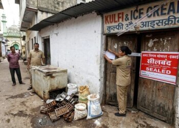 भोपाल में गंदगी के बीच तैयार हो रही थी कुल्फी, नगर निगम ने मारा छापा, 10 हजार का जुर्माना लगाकर किया सील