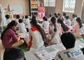 संस्कार शिविर में बच्चे सीख रहे जीवन जीने की कला