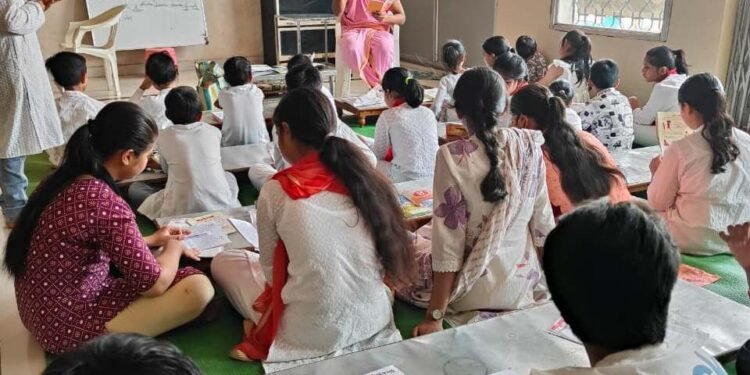 संस्कार शिविर में बच्चे सीख रहे जीवन जीने की कला