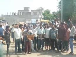 अंडरवियर लेकर प्रदर्शन में पहुंचे ऑटो ड्राइवर, बोले- किराया बढ़े:भोपाल के छावनी पठार में प्रदर्शन