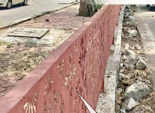 भोपाल में खराब इंजीनियरिंग का एक और नमूना:जिस फुटपाथ पर चलने की जगह, उसे रेलिंग लगाकर बंद कर दिया