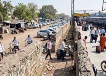 भोपाल स्टेशन के प्लेटफॉर्म-6 पर सुरक्षा में सेंध, दीवार तोड़कर बना लिया रास्ता, बिना चेकिंग सीधे अंदर घुस रहे लोग