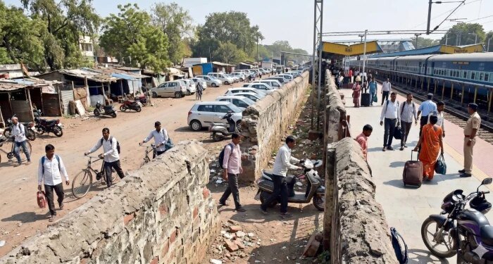 भोपाल स्टेशन के प्लेटफॉर्म-6 पर सुरक्षा में सेंध, दीवार तोड़कर बना लिया रास्ता, बिना चेकिंग सीधे अंदर घुस रहे लोग