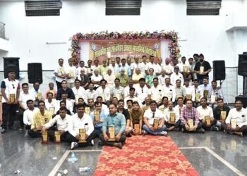 समय बदल जाए पर मित्रता की डोर कमजोर न हो- यही संदेश के साथ संपन्न हुआ शासकीय आदर्श हरिहर उच्चत्तर माध्यमिक विद्यालय 1995 बैच का गुरु-मित्र मिलन समारोह