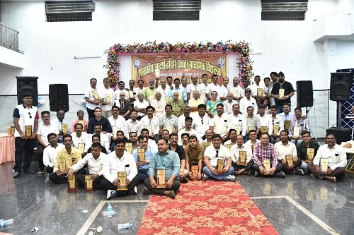 समय बदल जाए पर मित्रता की डोर कमजोर न हो- यही संदेश के साथ संपन्न हुआ शासकीय आदर्श हरिहर उच्चत्तर माध्यमिक विद्यालय 1995 बैच का गुरु-मित्र मिलन समारोह