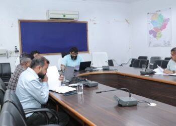 सभी शिक्षकों के लिए बायोमेट्रिक उपस्थिति अनिवार्य, बिना ठोस कारण अनुपस्थित रहने वालों पर होगी कार्यवाही : कलेक्टर