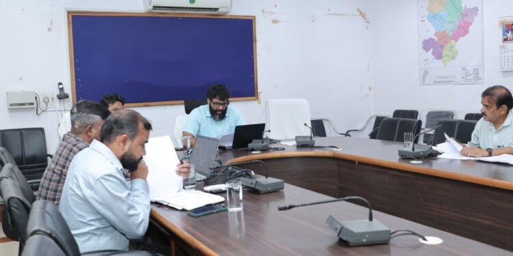 सभी शिक्षकों के लिए बायोमेट्रिक उपस्थिति अनिवार्य, बिना ठोस कारण अनुपस्थित रहने वालों पर होगी कार्यवाही : कलेक्टर
