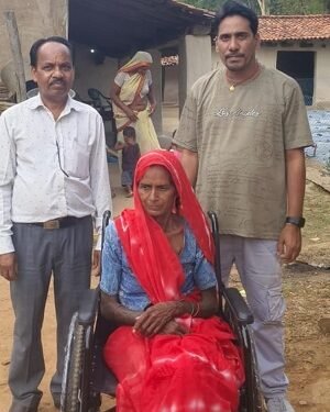 वृद्ध दिव्यांग महिला को समाज कल्याण विभाग ने मुहैया करायी व्हील चेयर