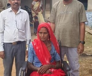 वृद्ध दिव्यांग महिला को समाज कल्याण विभाग ने मुहैया करायी व्हील चेयर