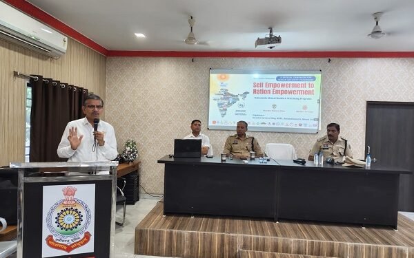 यातायात पुलिस जवानों को राजयोग मेडिटेशन से तनाव मुक्ति का संदेश