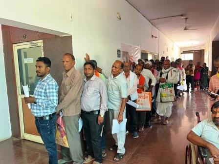 जनदर्शन में कलेक्टर प्रतिष्ठा ममगाईं ने आमजन की समस्याएं सुनीं