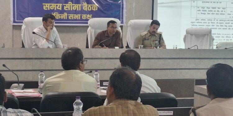 नक्सल पीड़ितों के पुनर्वास, नशे पर नियंत्रण और सड़क सुरक्षा को लेकर कलेक्टर ने दिए सख्त निर्देश