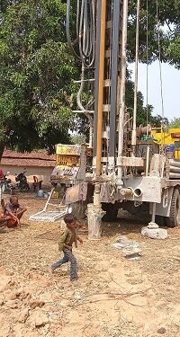 ग्राम धरसेंडी के कुदरी पारा में हुआ नलकूप खनन