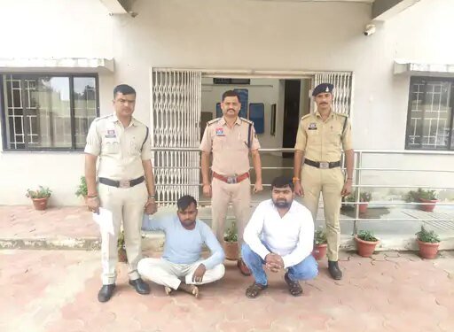 बैरियर तोड़कर भागे शराब तस्करी के दो आरोपी गिरफ्तार:रामानुजगंज जेल भेजा गया,