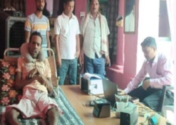 पैरालिसिस संतराम चौहान के घर पहुंचकर ईंगवर्नेंस की टीम ने किया आधार अपडेट