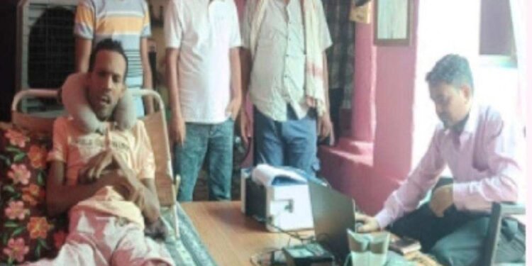 पैरालिसिस संतराम चौहान के घर पहुंचकर ईंगवर्नेंस की टीम ने किया आधार अपडेट