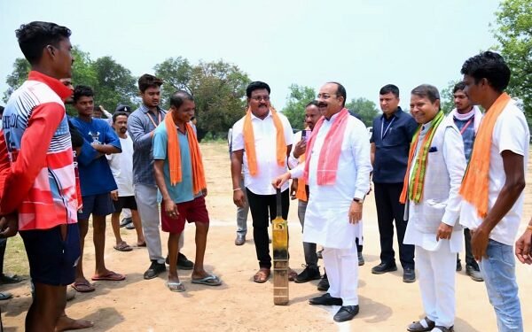 सुकमा में क्रिकेट मैदान पहुंचे उप मुख्यमंत्री अरुण साव, युवाओं संग खेला क्रिकेट