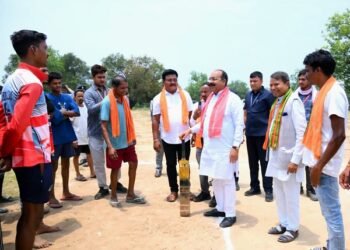 सुकमा में क्रिकेट मैदान पहुंचे उप मुख्यमंत्री अरुण साव, युवाओं संग खेला क्रिकेट