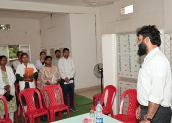 ग्रामीण स्वास्थ्य सेवाओं की गुणवत्ता सुनिश्चित करने कलेक्टर ने उप स्वास्थ्य केंद्र रौनी का किया निरीक्षण
