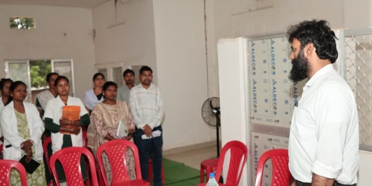 ग्रामीण स्वास्थ्य सेवाओं की गुणवत्ता सुनिश्चित करने कलेक्टर ने उप स्वास्थ्य केंद्र रौनी का किया निरीक्षण
