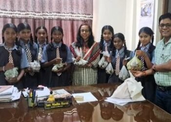 शासकीय पूर्व माध्यमिक शाला झलमला के छात्र-छात्राओं ने दान किए 291 सीड बॉल