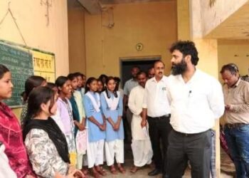 कलेक्टर ने शासकीय उच्चतर माध्यमिक विद्यालय रौनी का किया निरीक्षण