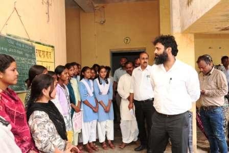 कलेक्टर ने शासकीय उच्चतर माध्यमिक विद्यालय रौनी का किया निरीक्षण