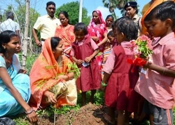 हर-घर मुनगा, घर-घर सुपोषण : बस्तर से मंत्री राजवाड़े ने दिया पोषण और पर्यावरण संरक्षण का संदेश