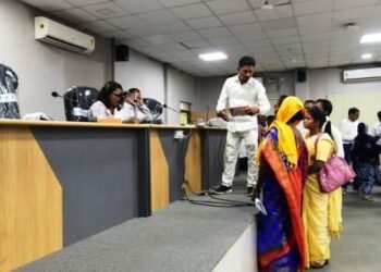 कलेक्टर ने जनदर्शन में सुनी आमजनों की समस्याएं