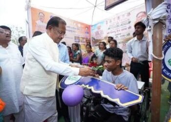मुख्यमंत्री साय के हाथों मोटराइज्ड ट्राई साइकिल प्राप्त कर छात्र रामू हुआ आत्मनिर्भरता की ओर अग्रसर