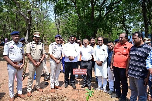 विश्व पर्यावरण दिवस : गजेन्द्र यादव ने प्रथम बटालियन परिसर में किया वृक्षारोपण