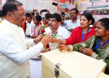 मुख्यमंत्री साय ने मत्स्य पालकों को वितरित किए आइस बॉक्स, योजनाओं का अधिक लाभ लेने किया प्रेरित