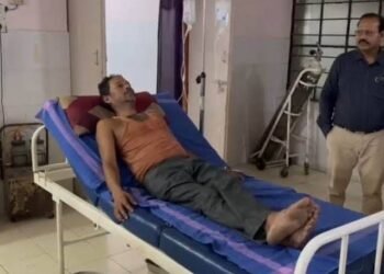 नायब तहसीलदार ने मांगे 50,000, किसान ने पिया कीटनाशक:बलौदाबाजार में रेत लोड ट्रैक्टर पकड़ा