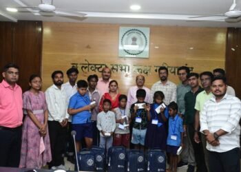 समग्र शिक्षा अंतर्गत सीडब्ल्यूएसएन के 9 दृष्टिबाधित छात्रों को मोबाइल व मोबाइल किट प्रदान किया गया