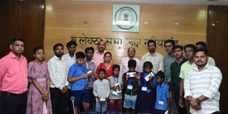 समग्र शिक्षा अंतर्गत सीडब्ल्यूएसएन के 9 दृष्टिबाधित छात्रों को मोबाइल व मोबाइल किट प्रदान किया गया