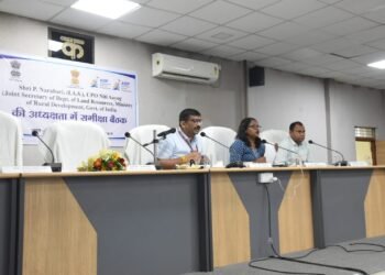 केंद्रीय प्रभारी अधिकारी नरहरि ने जिला अधिकारियों की ली समीक्षा बैठक