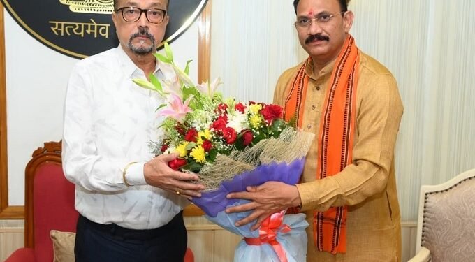 राज्यपाल रमेन डेका से स्वास्थ्य मंत्री श्याम बिहारी जायसवाल की सौजन्य भेंट