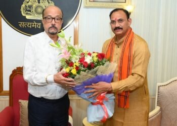 राज्यपाल रमेन डेका से स्वास्थ्य मंत्री श्याम बिहारी जायसवाल की सौजन्य भेंट