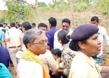 कब्जा हटाने पहुंची राजस्व की टीम के साथ हुई धक्का-मुक्की