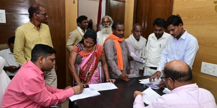 कलेक्टर उइके ने जनदर्शन में सुनी नागरिकों की समस्याएं, कुल 45 आवेदन प्राप्त हुए