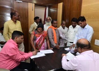 कलेक्टर उइके ने जनदर्शन में सुनी नागरिकों की समस्याएं, कुल 45 आवेदन प्राप्त हुए