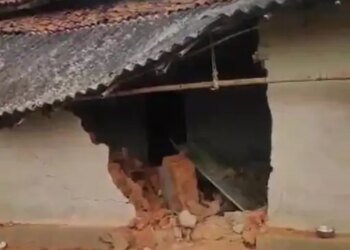 रात के अंधेरे में बस्ती तक पहुंचे हाथी:रायगढ़ में 6 ग्रामीणों के कच्चे मकान तोड़े, बाइक सवार को किया घायल, लोगों में दहशत