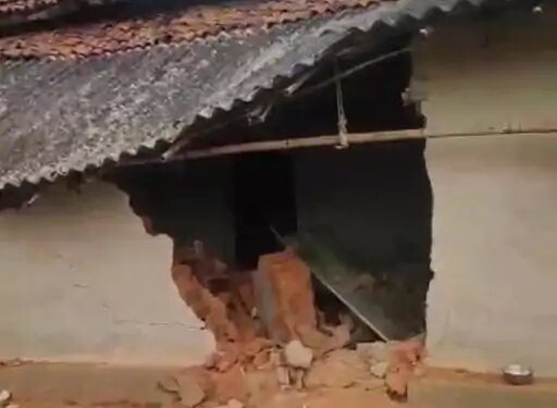 रात के अंधेरे में बस्ती तक पहुंचे हाथी:रायगढ़ में 6 ग्रामीणों के कच्चे मकान तोड़े, बाइक सवार को किया घायल, लोगों में दहशत