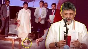 डीके शिवकुमार कर्नाटक CM बने, संविधान हाथ में लेकर शपथ