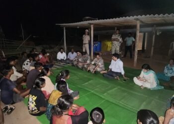 रात्रिकालीन चौपाल में कलेक्टर ने सुनी ग्रामीणों की समस्याएं