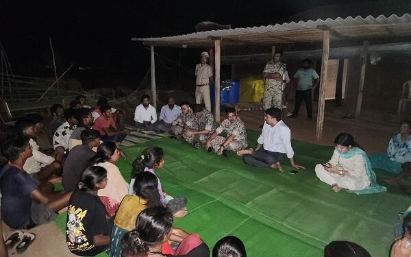 रात्रिकालीन चौपाल में कलेक्टर ने सुनी ग्रामीणों की समस्याएं