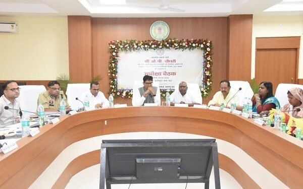 सरगुजा में विकास कार्यों की समीक्षा, प्रभारी मंत्री ओपी चौधरी ने दिए त्वरित क्रियान्वयन के निर्देश