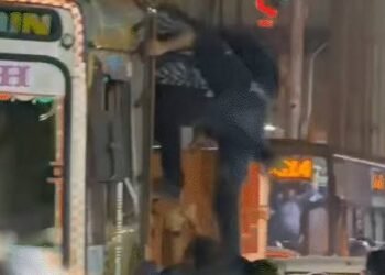 बेंगलुरु में मेट्रो बंद होने से स्टेशन पर फंसे यात्री:घर जाने के लिए ट्रक का इस्तेमाल किया