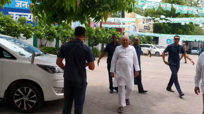 कुर्सी छोड़ने के बाद भी फुल एक्टिव, मंत्रियों की जनसुनवाई से पहले अचानक जेडीयू ऑफिस पहुंच गए नीतीश, जानें