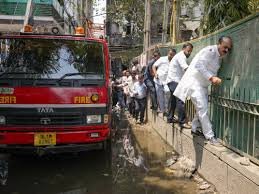 दिल्ली होटल अग्निकांड में पुलिस जांच पर उठे गंभीर सवाल: